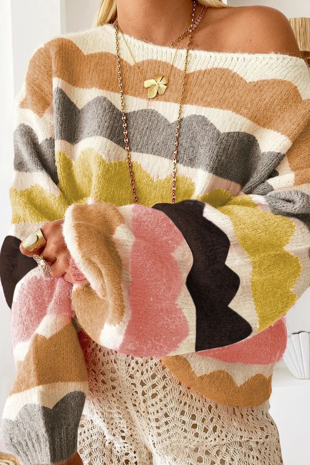 Pulover cu design atent