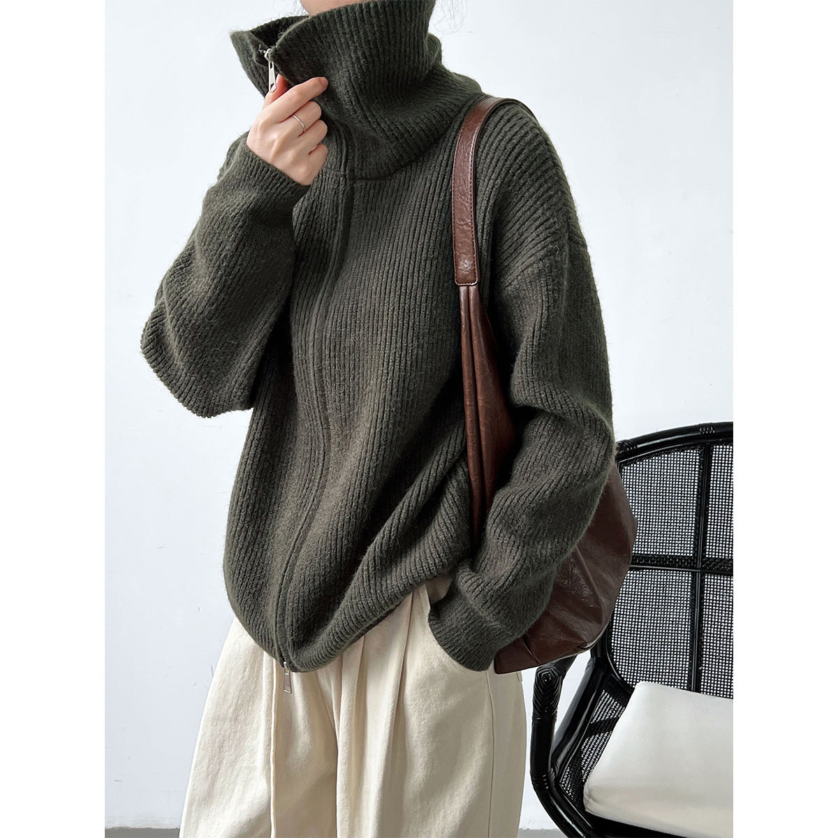 Pulover cu design atent