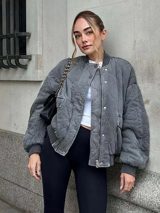 Jachetă cu design atent