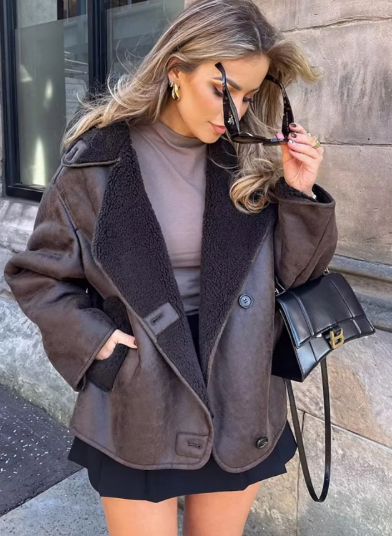 Jachetă cu design atent