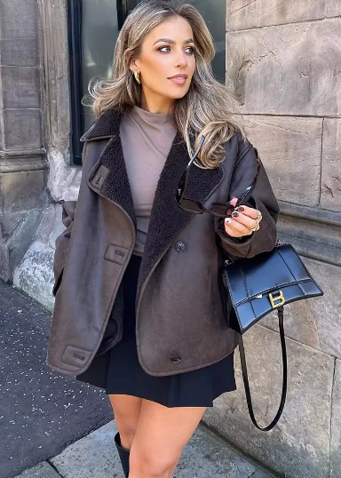 Jachetă cu design atent