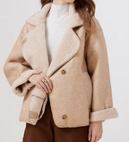 Jachetă cu design atent