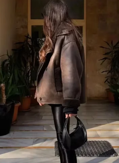 Jachetă cu design atent