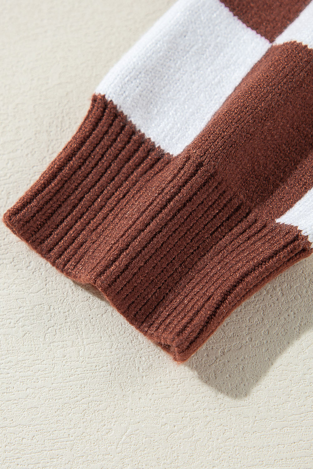 Pulover cu design atent